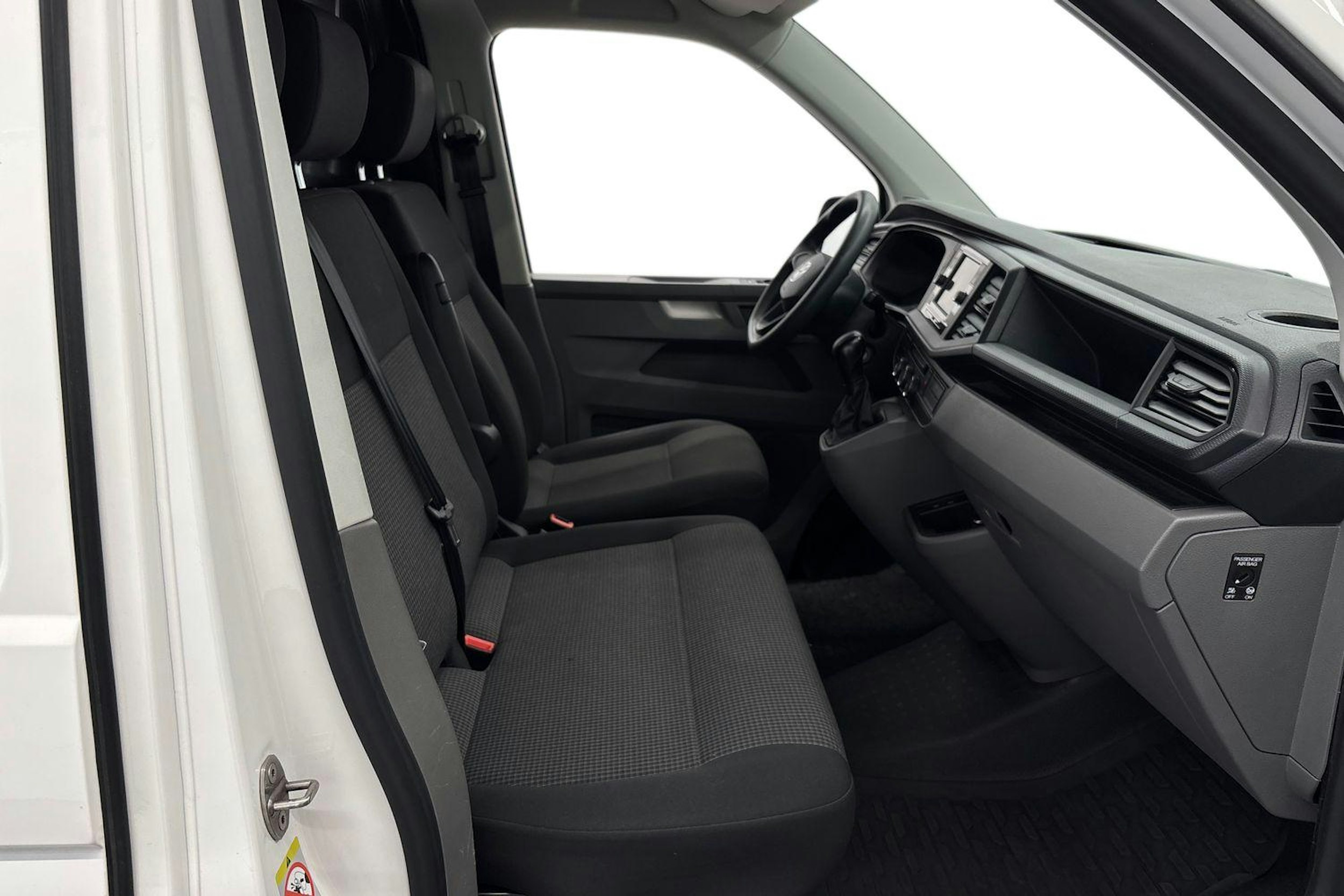 Valkoinen Volkswagen Transporter 2021 kuva 10.