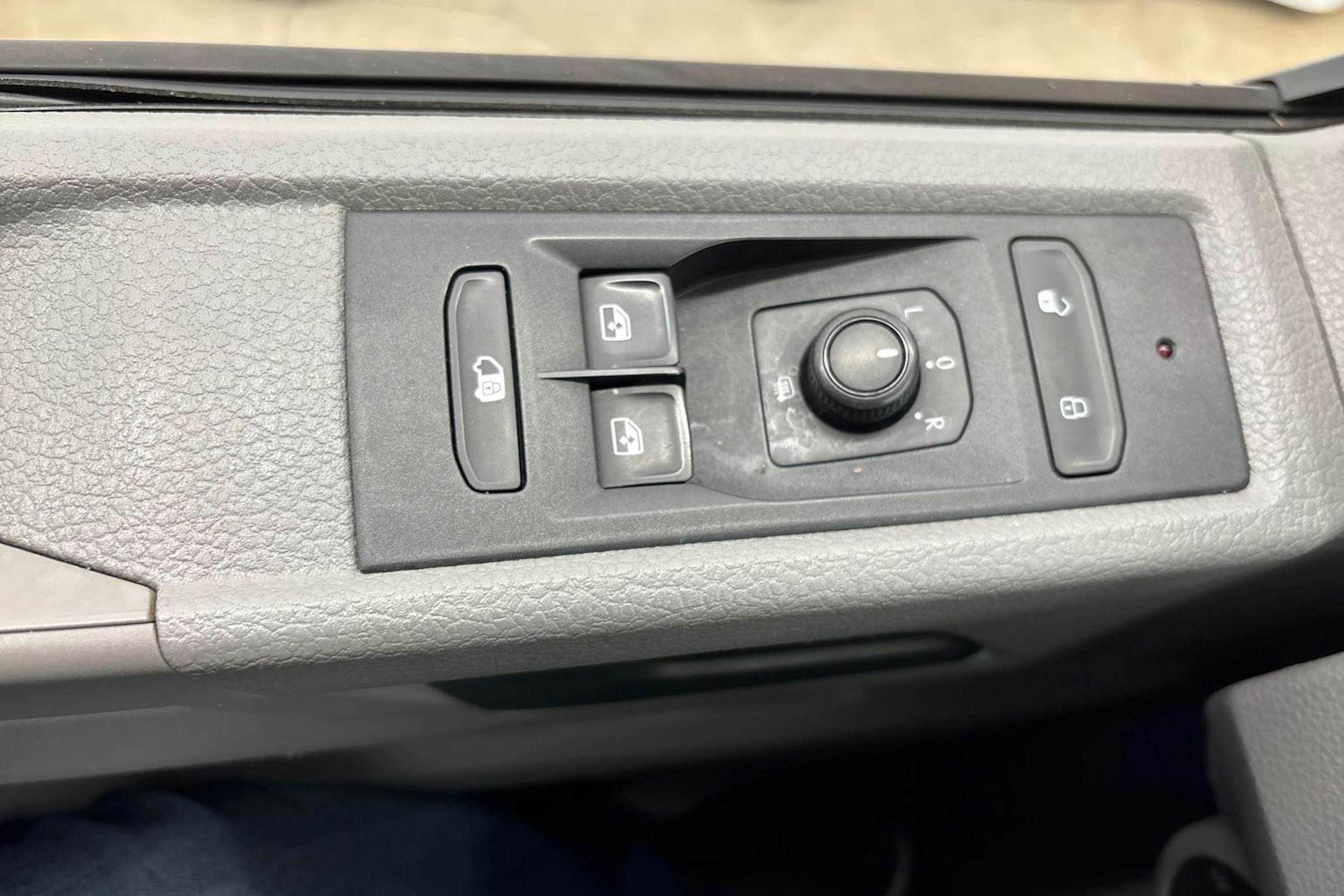 Valkoinen Volkswagen Transporter 2021 kuva 15.