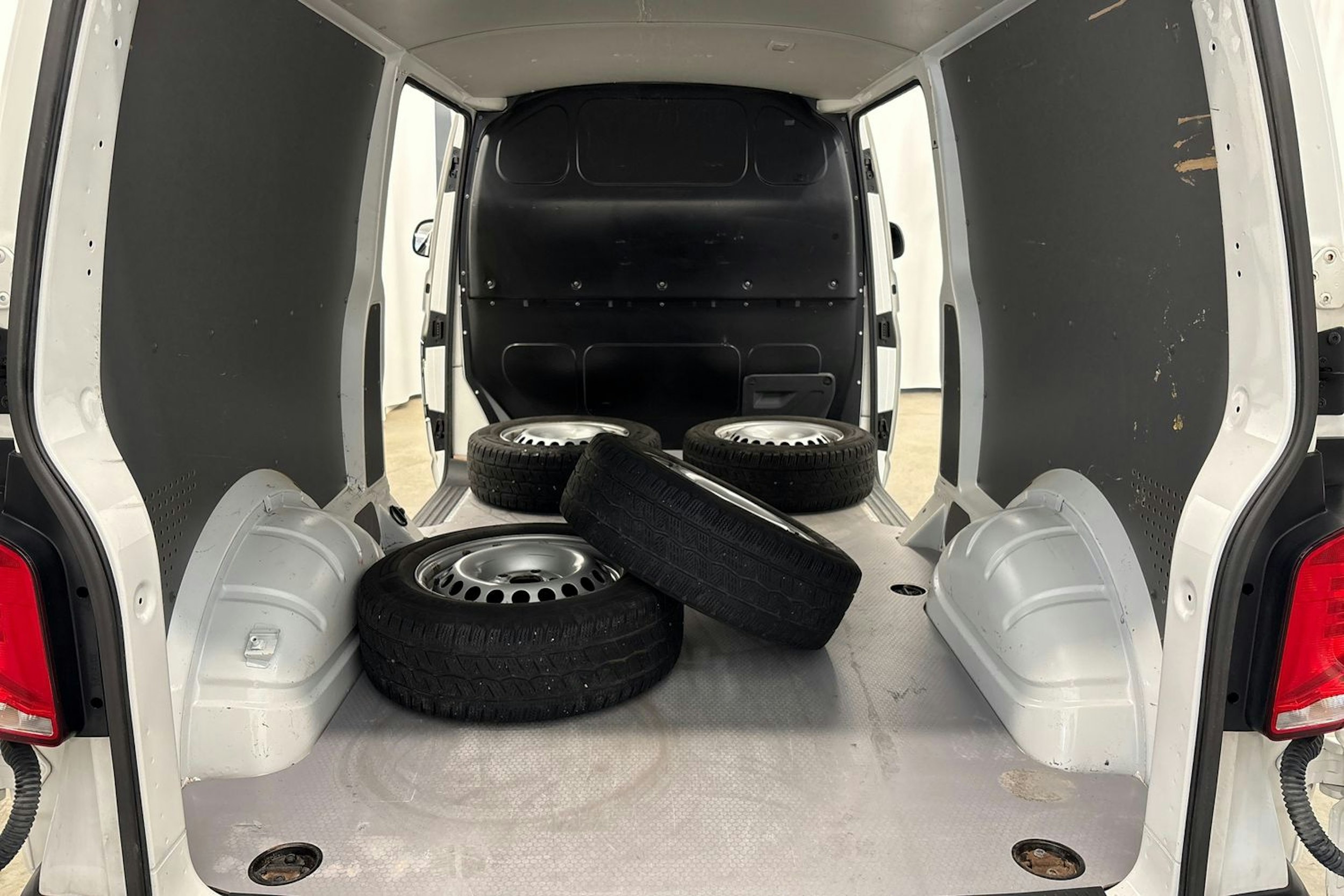 Valkoinen Volkswagen Transporter 2021 kuva 19.