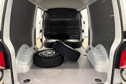 Valkoinen Volkswagen Transporter 2021 kuva 19.