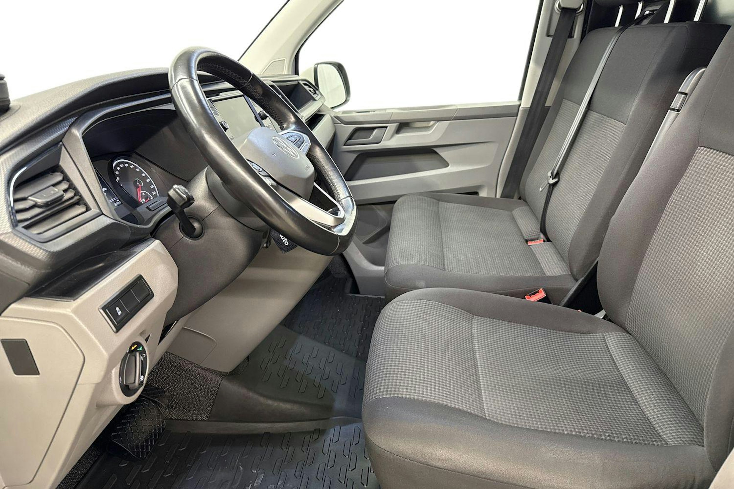 valkoinen Volkswagen Transporter 2021 kuva 8.