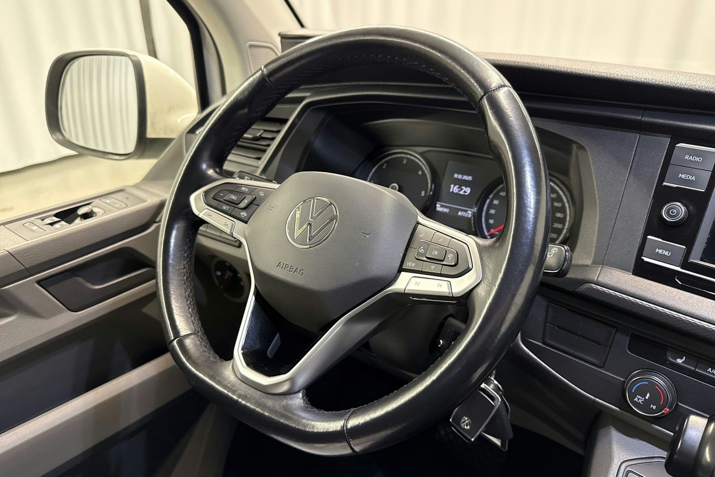 valkoinen Volkswagen Transporter 2021 kuva 13.