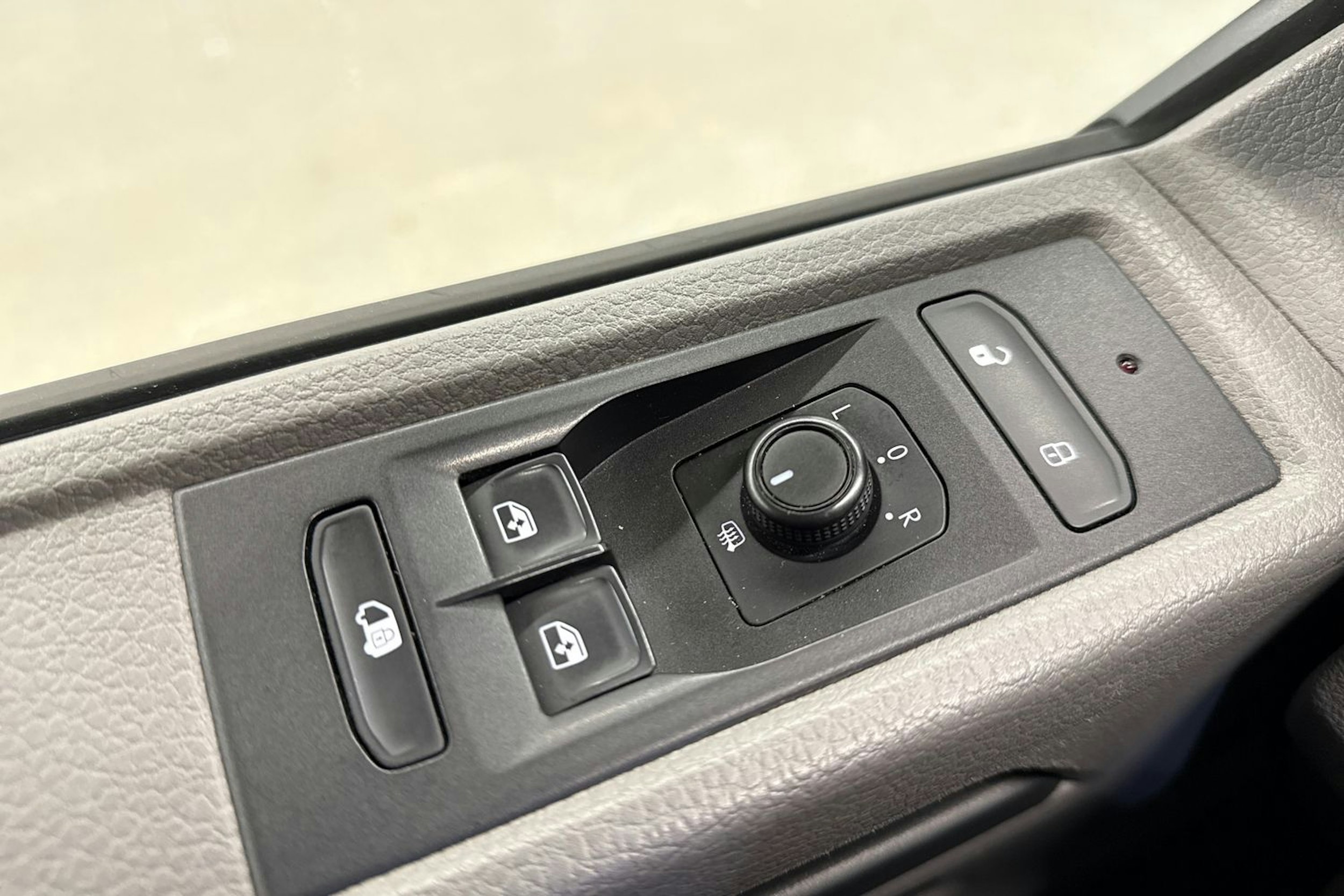 valkoinen Volkswagen Transporter 2021 kuva 19.