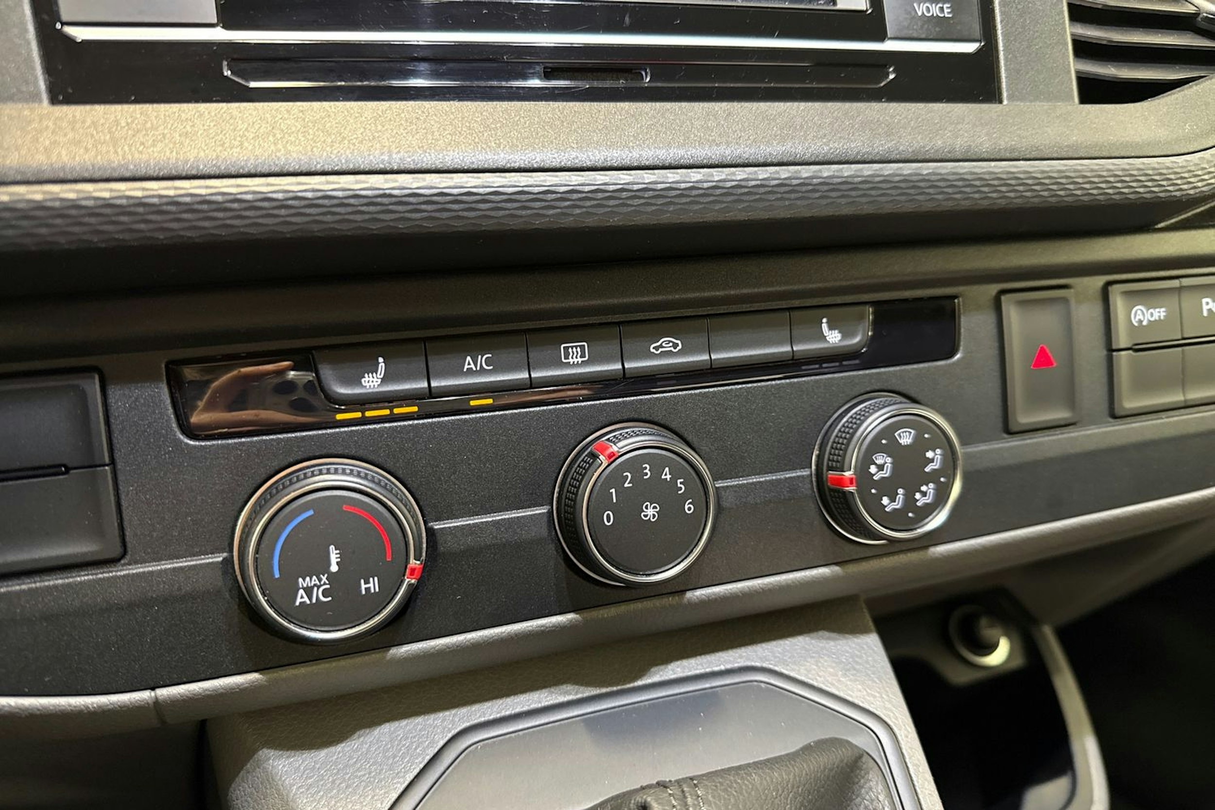 valkoinen Volkswagen Transporter 2021 kuva 20.