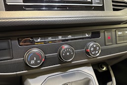 valkoinen Volkswagen Transporter 2021 kuva 20.