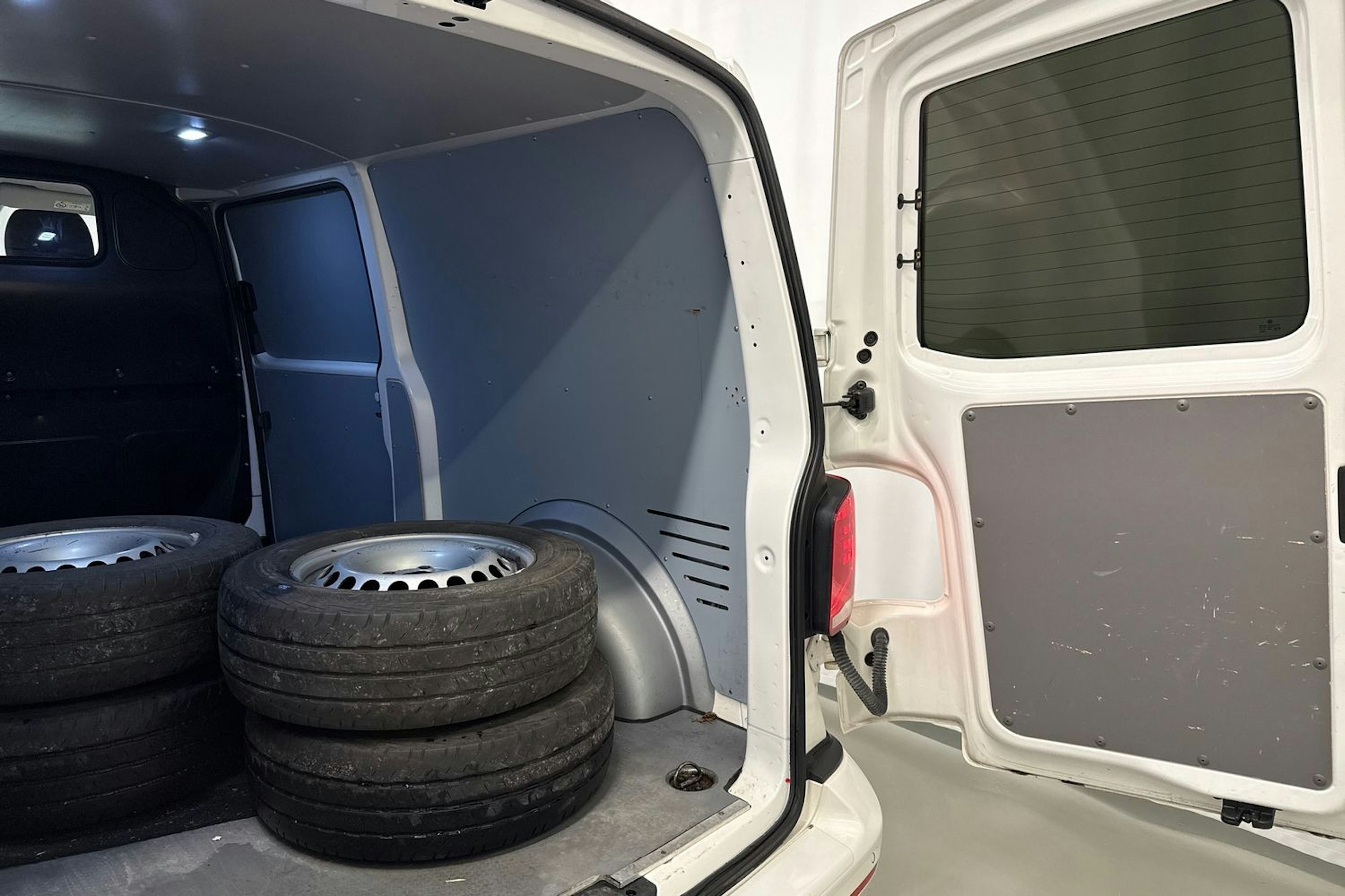 valkoinen Volkswagen Transporter 2021 kuva 22.