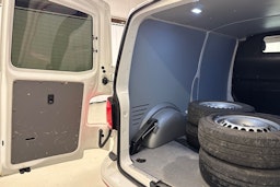 valkoinen Volkswagen Transporter 2021 kuva 24.