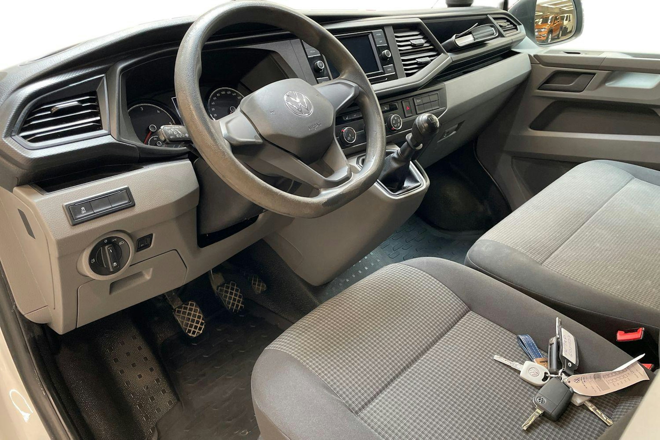 valkoinen Volkswagen Transporter 2021 kuva 7.