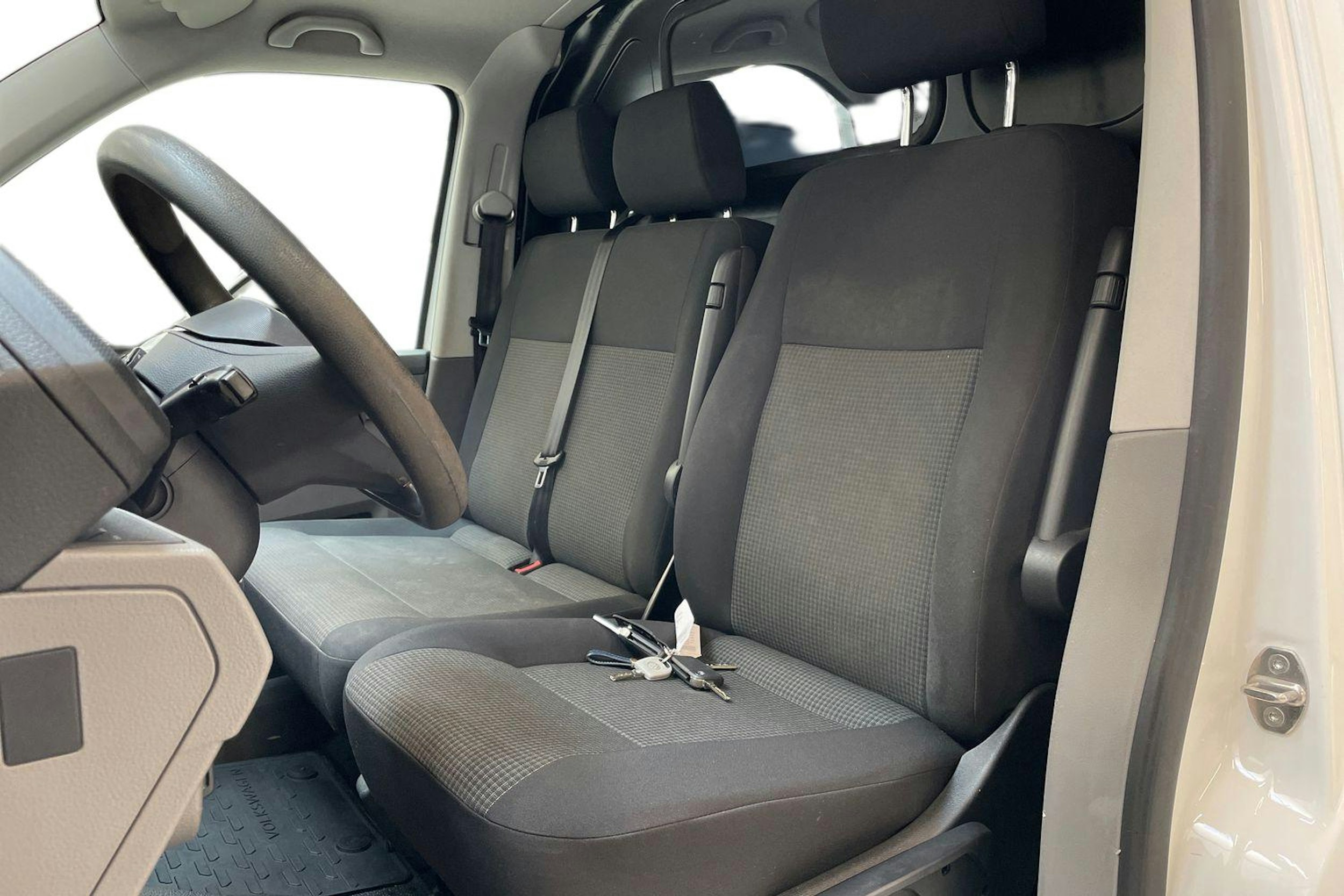 valkoinen Volkswagen Transporter 2021 kuva 9.