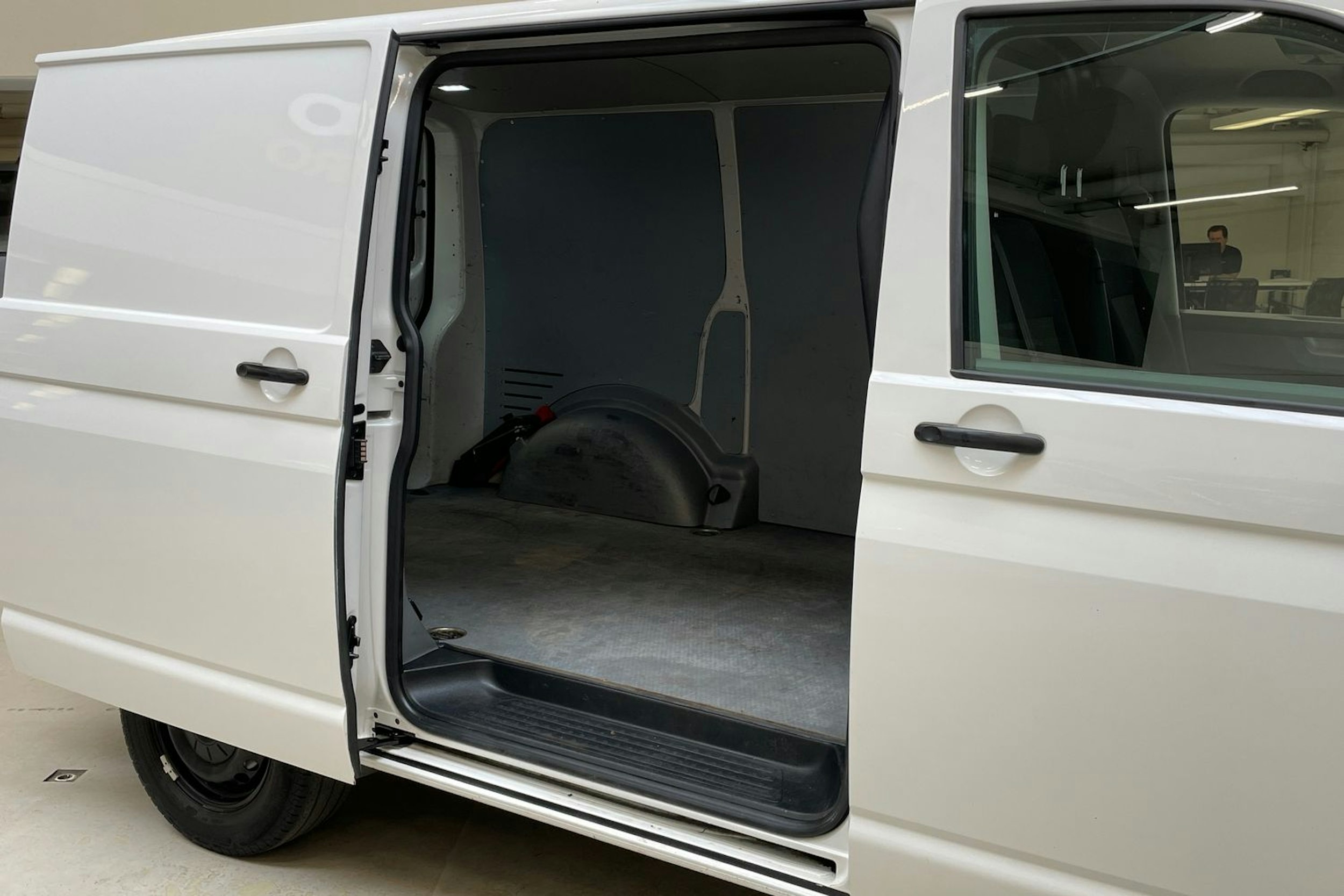 valkoinen Volkswagen Transporter 2021 kuva 13.