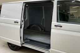 valkoinen Volkswagen Transporter 2021 kuva 13.