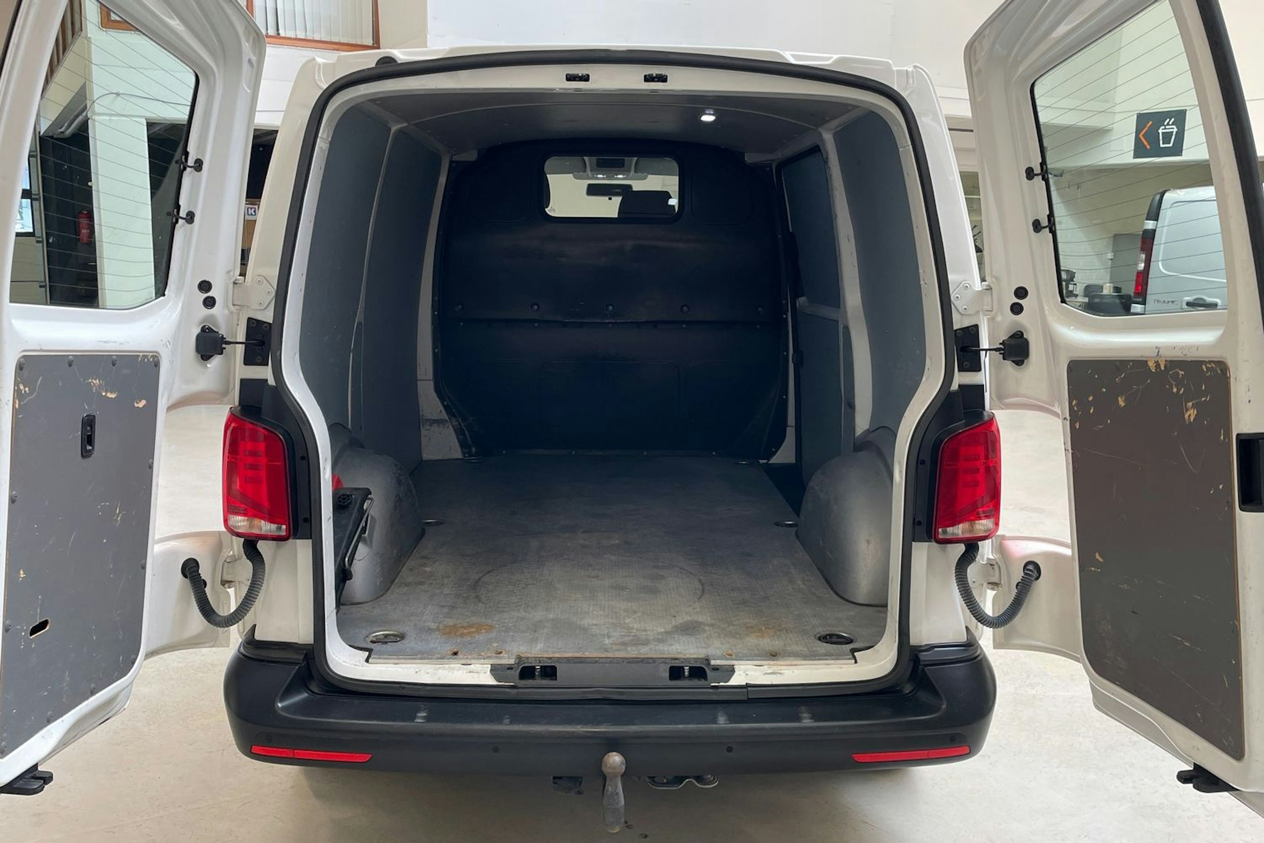 valkoinen Volkswagen Transporter 2021 kuva 14.