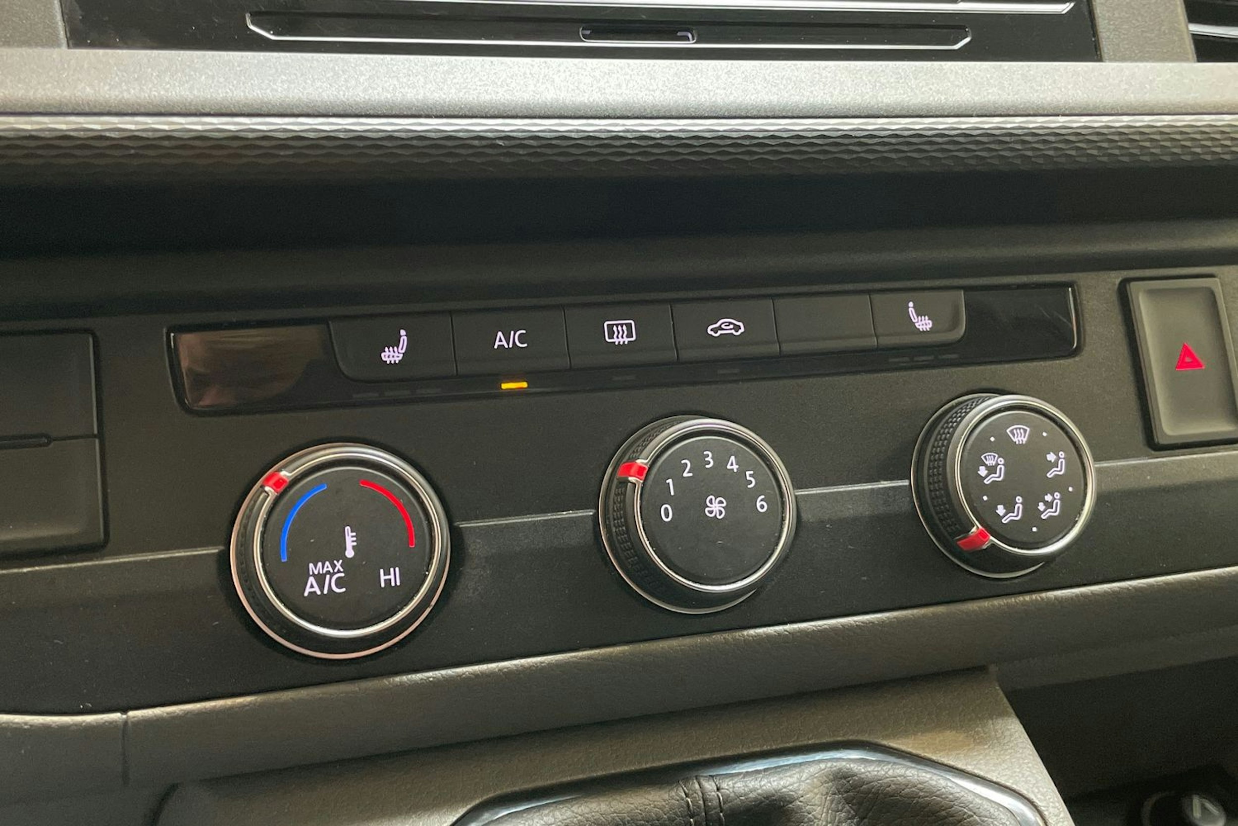 valkoinen Volkswagen Transporter 2021 kuva 18.