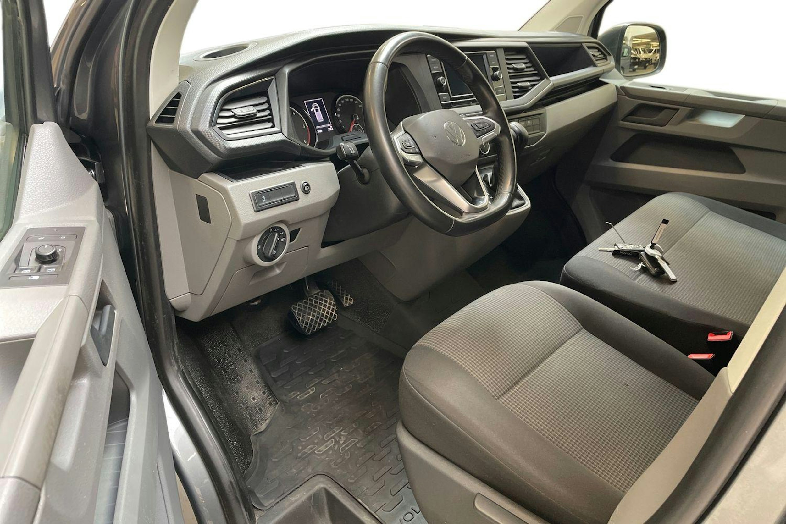 harmaa Volkswagen Transporter 2021 kuva 7.