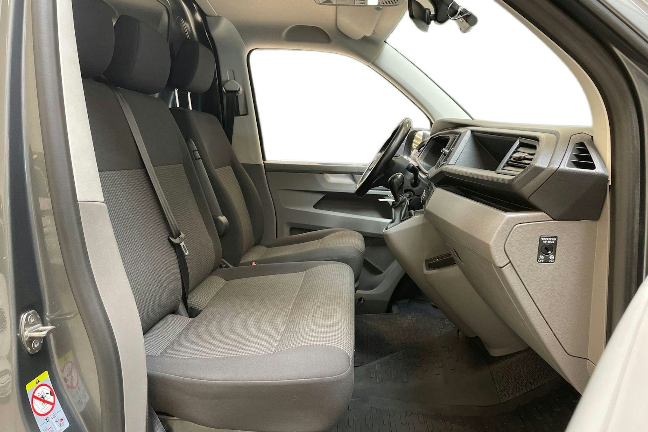 harmaa Volkswagen Transporter 2021 kuva 10.