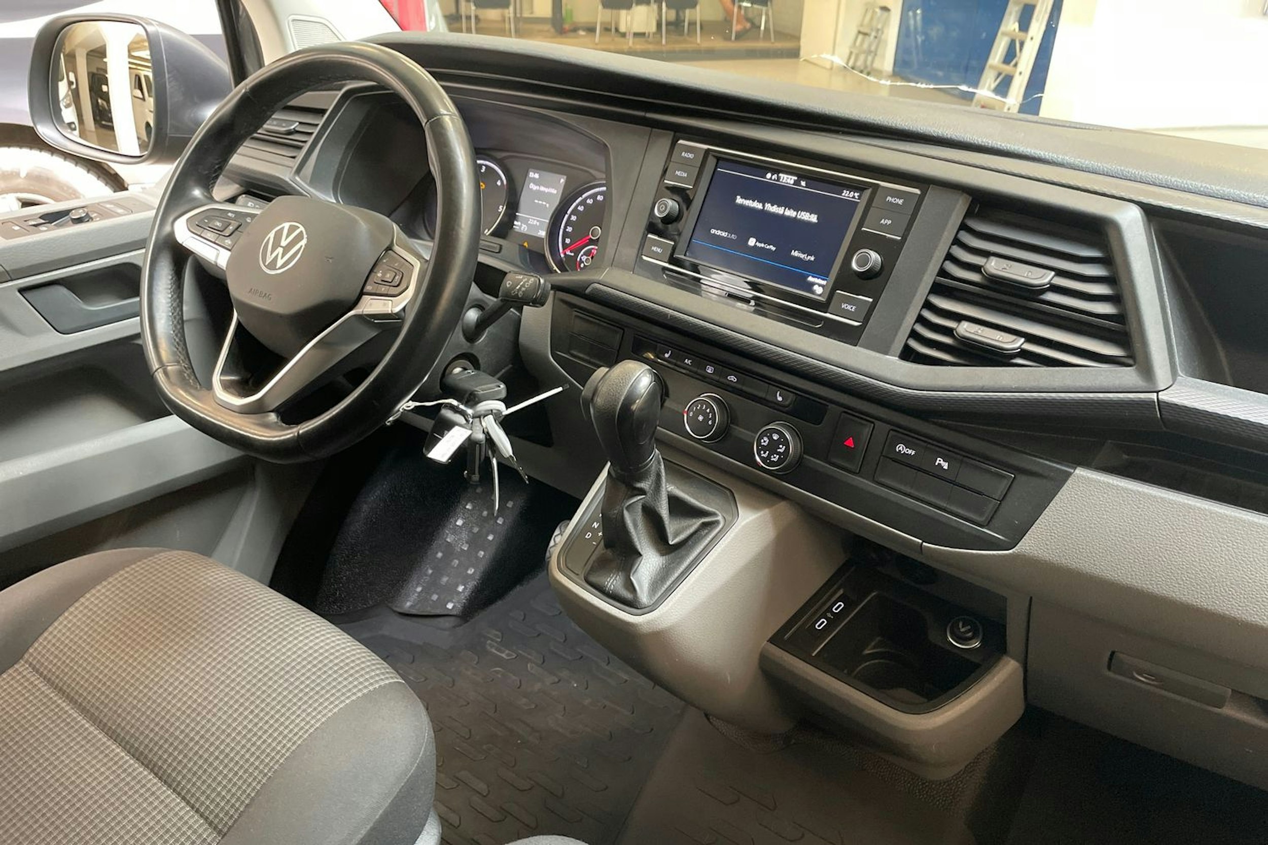 harmaa Volkswagen Transporter 2021 kuva 13.