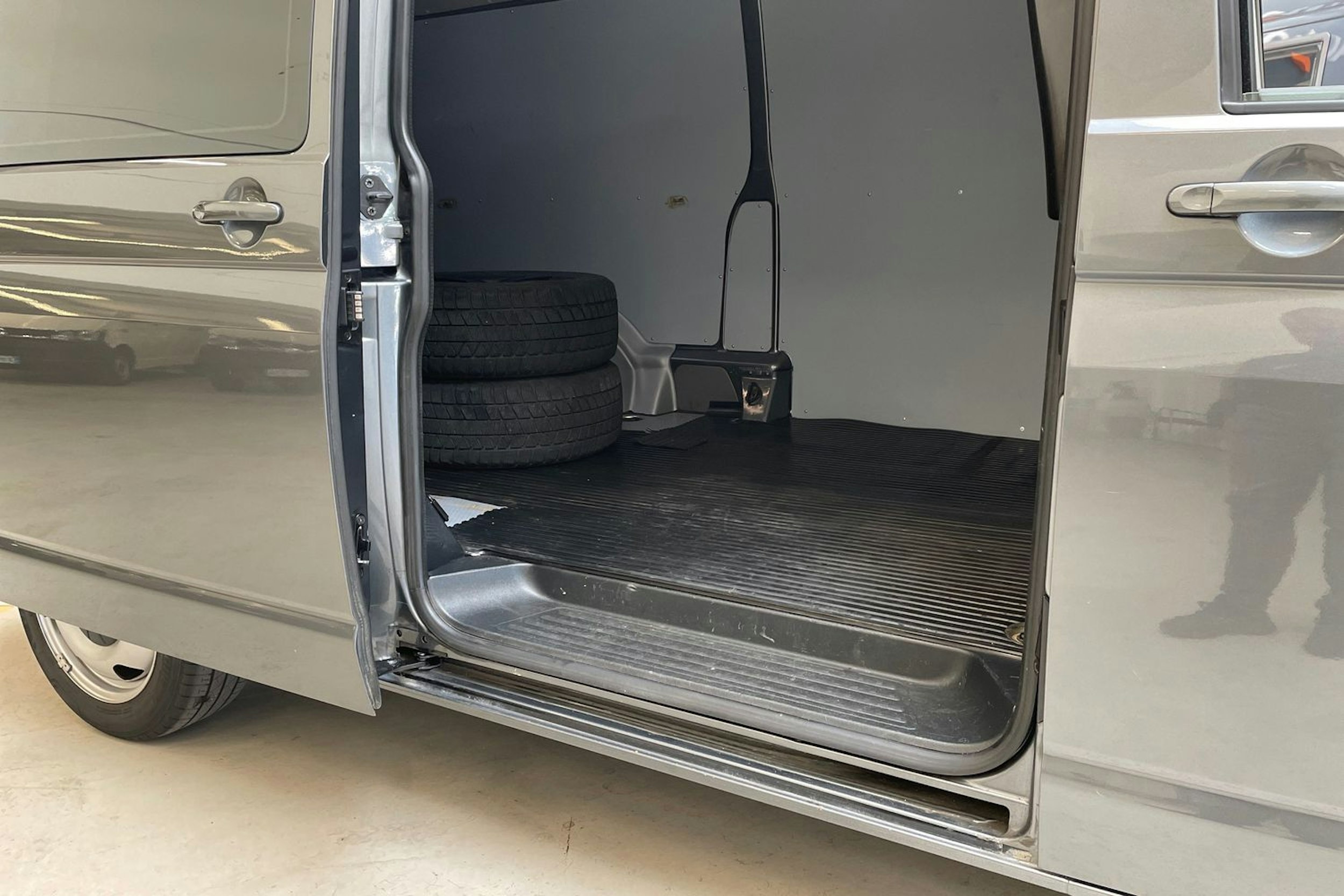 harmaa Volkswagen Transporter 2021 kuva 15.