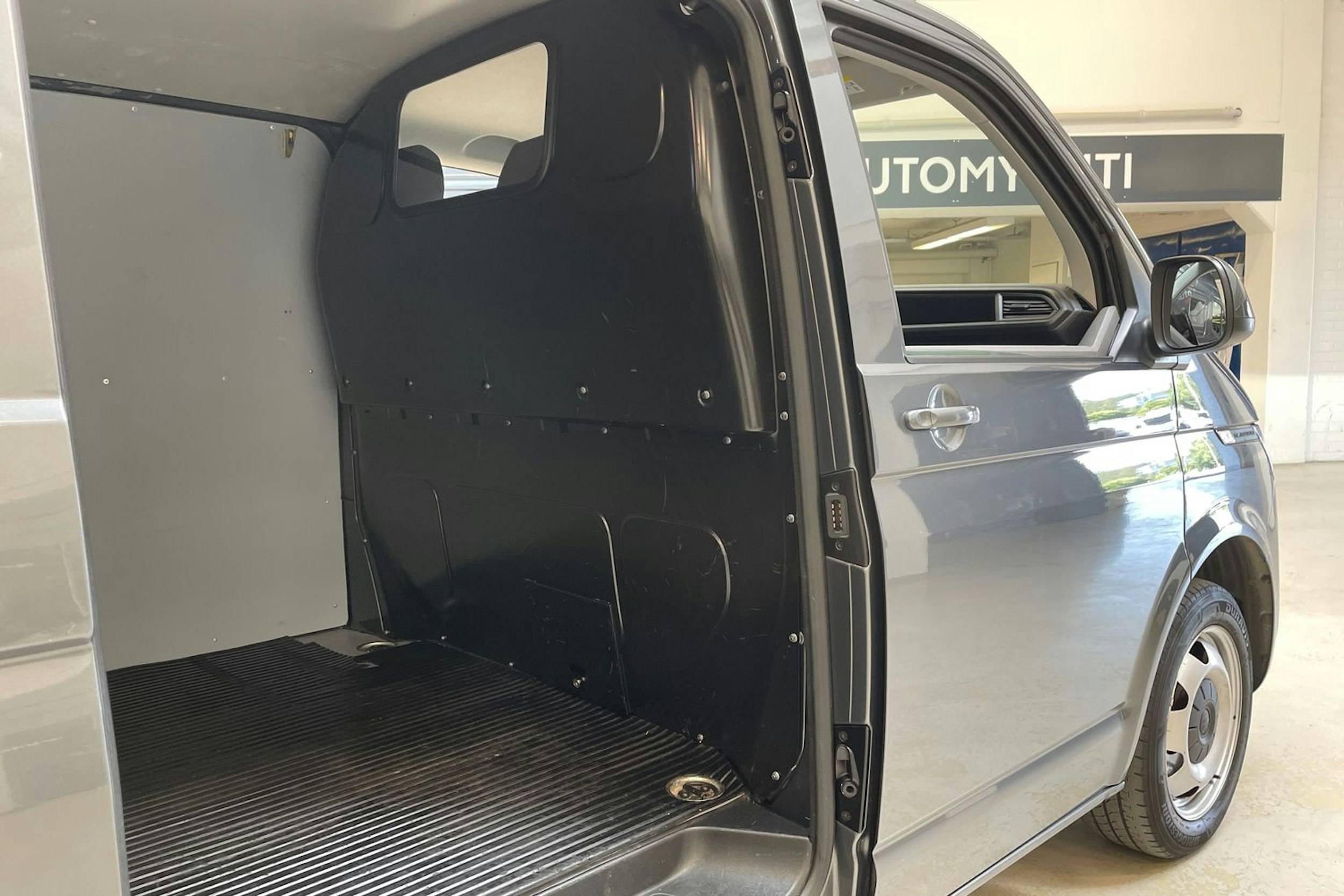 harmaa Volkswagen Transporter 2021 kuva 16.