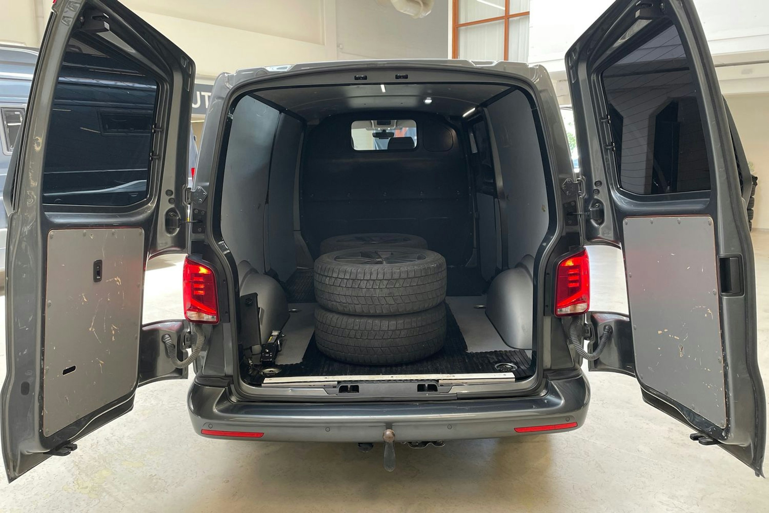 harmaa Volkswagen Transporter 2021 kuva 17.
