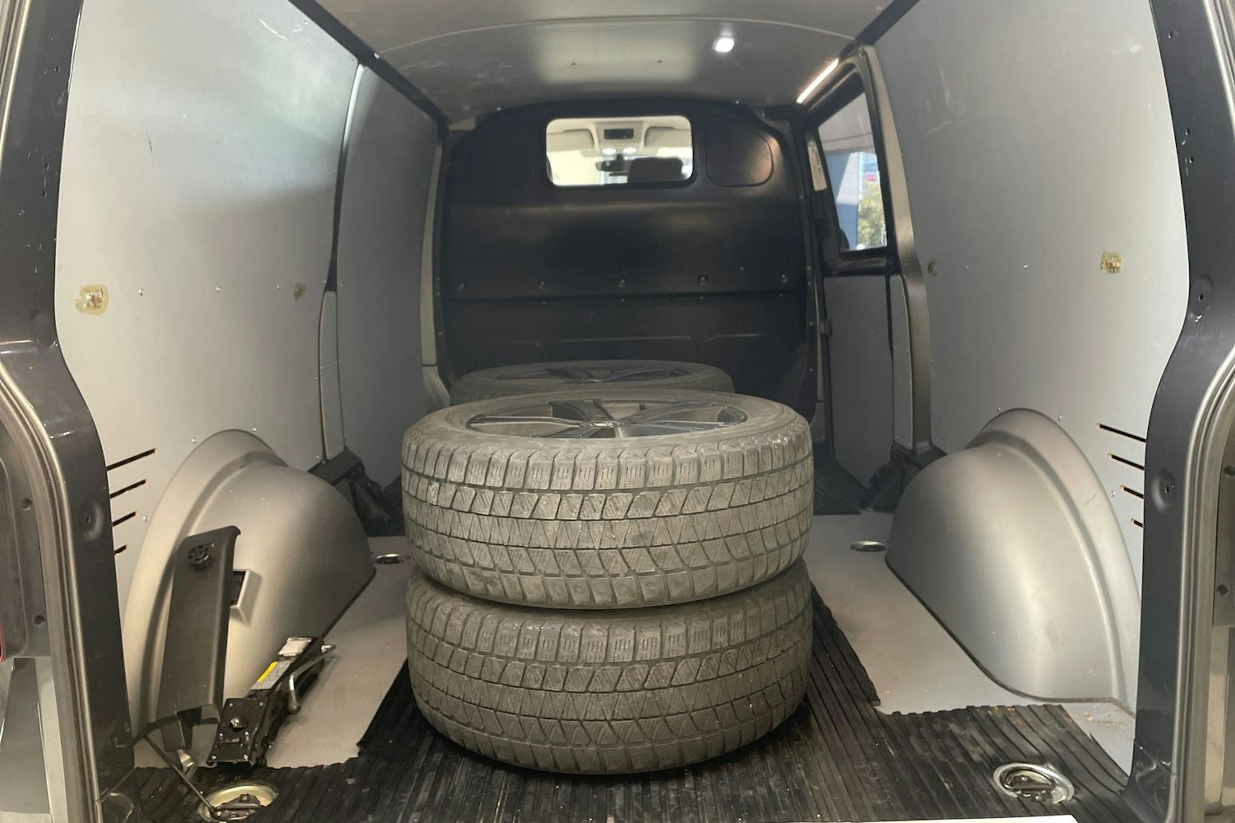 harmaa Volkswagen Transporter 2021 kuva 18.