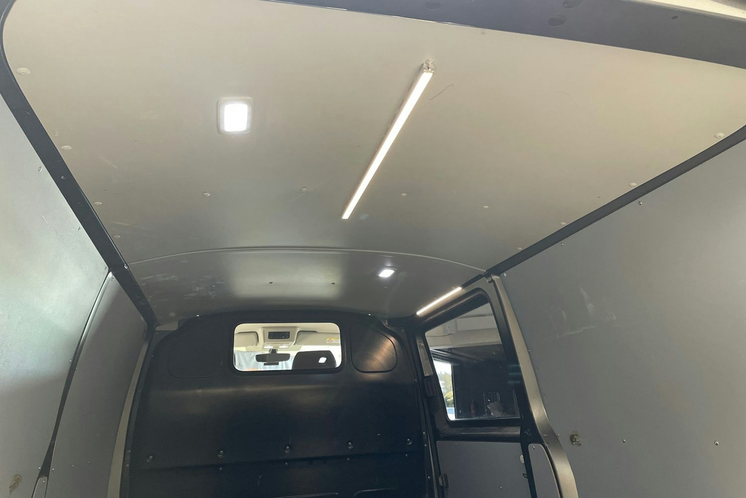 harmaa Volkswagen Transporter 2021 kuva 20.