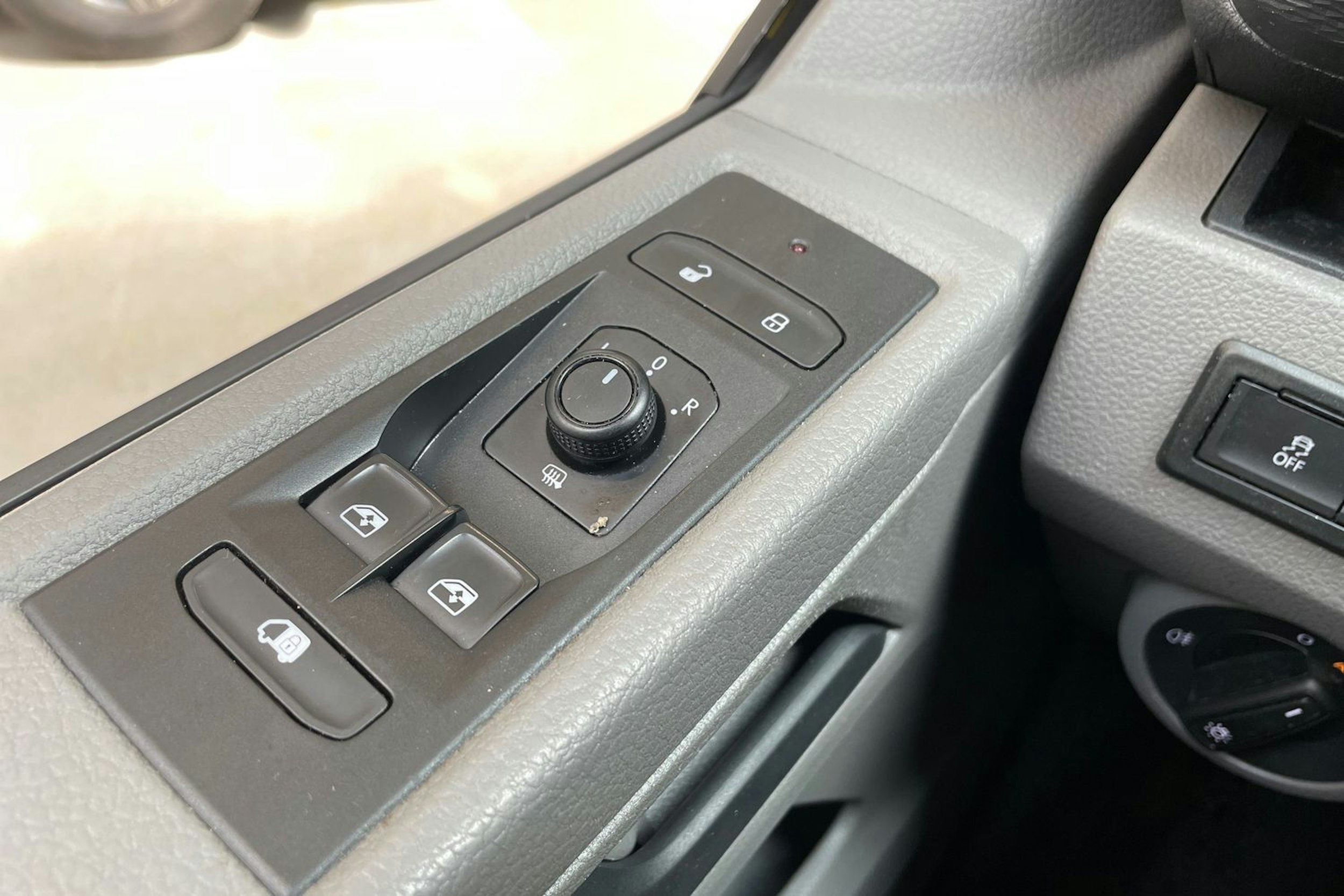 harmaa Volkswagen Transporter 2021 kuva 21.