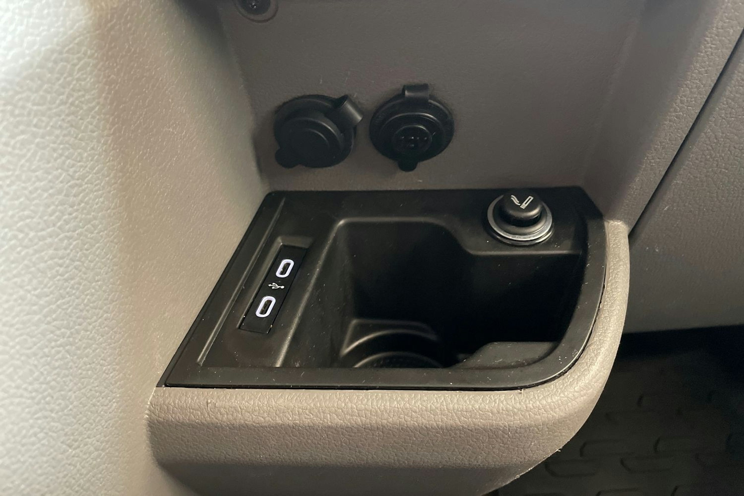 harmaa Volkswagen Transporter 2021 kuva 25.