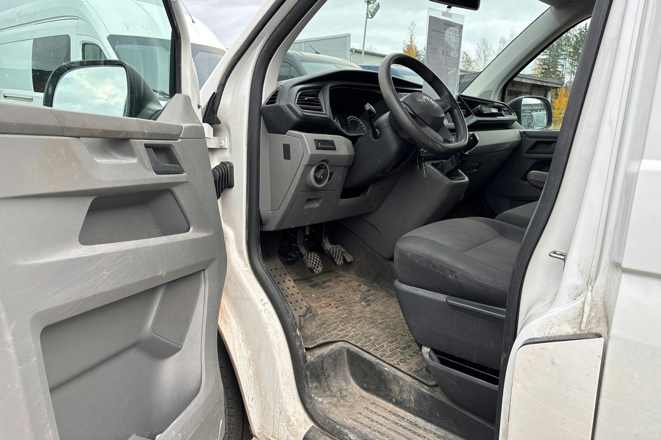 valkoinen Volkswagen Transporter 2021 kuva 3.
