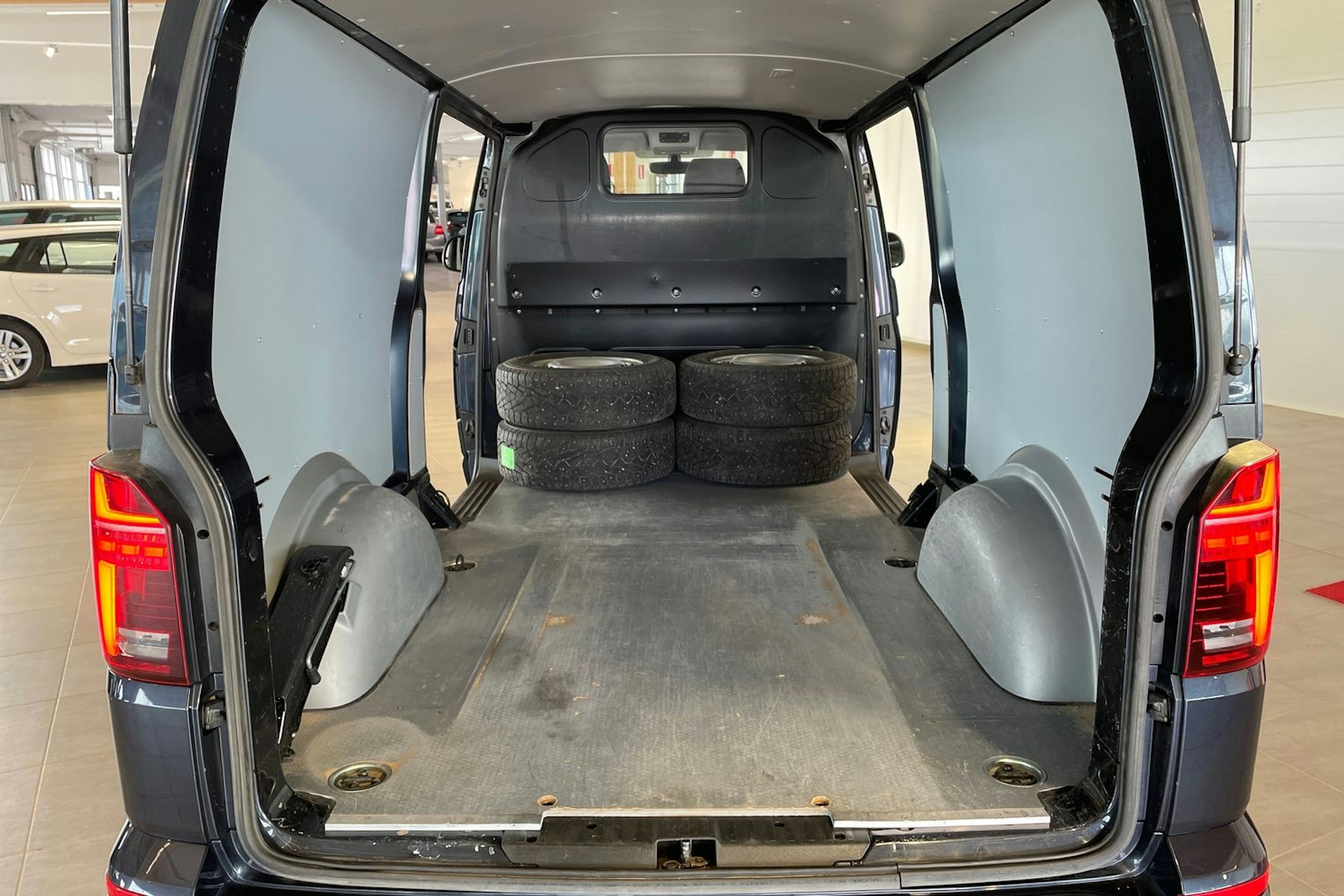 Sininen Volkswagen TRANSPORTER 2021 kuva 13.