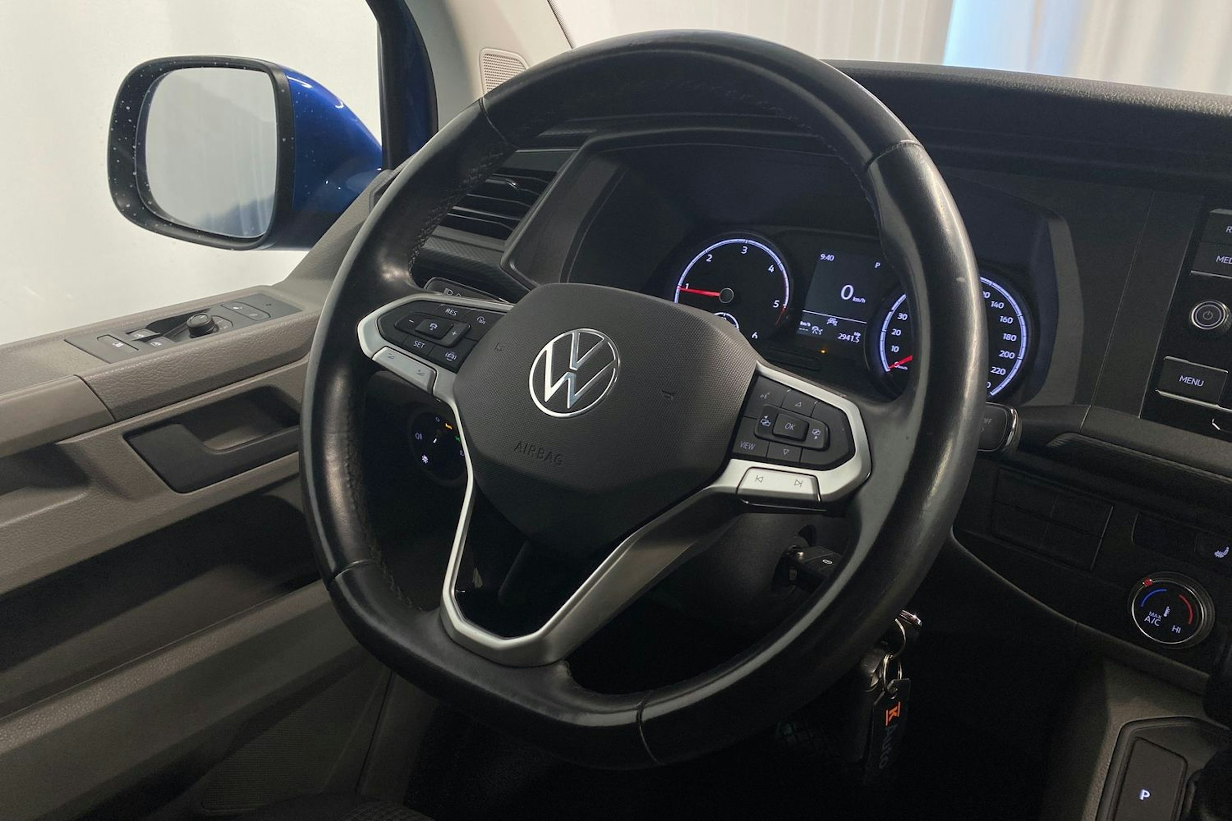 sininen Volkswagen Transporter 2021 kuva 13.