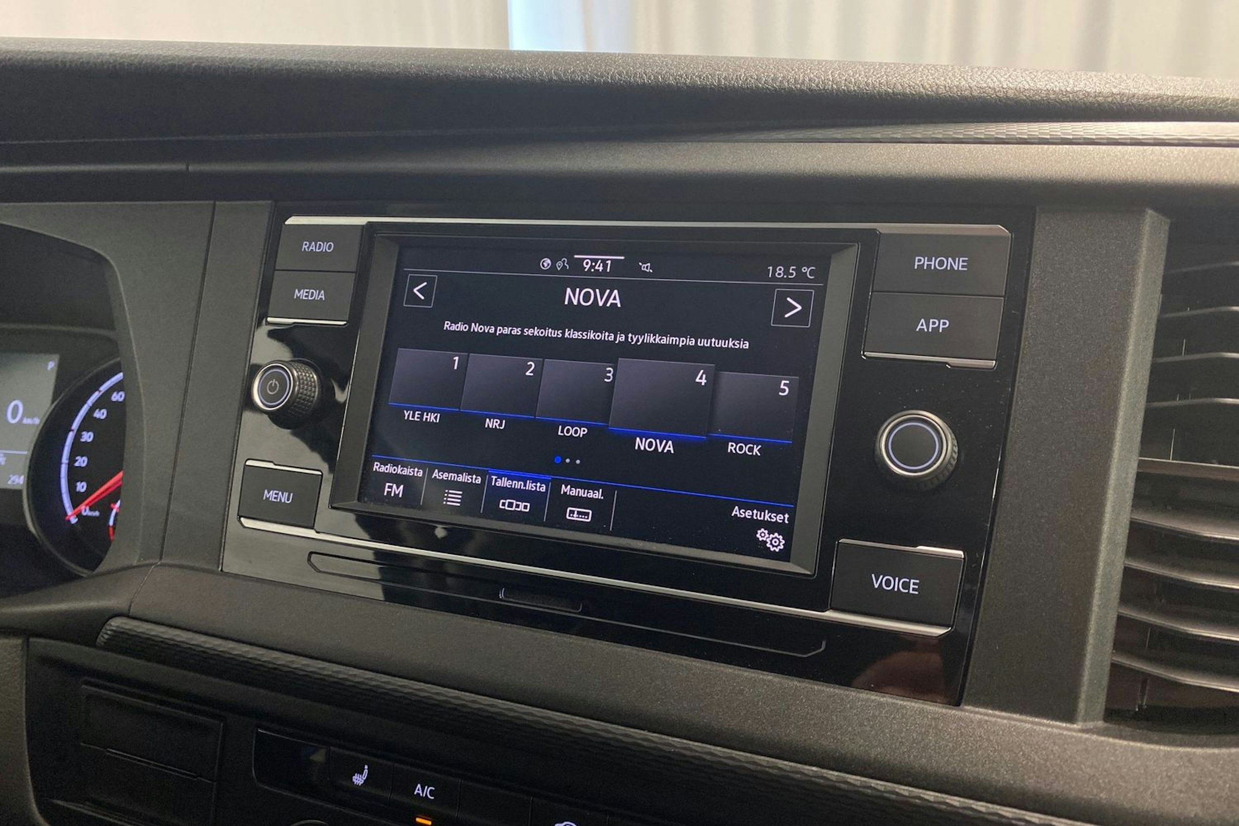 sininen Volkswagen Transporter 2021 kuva 17.