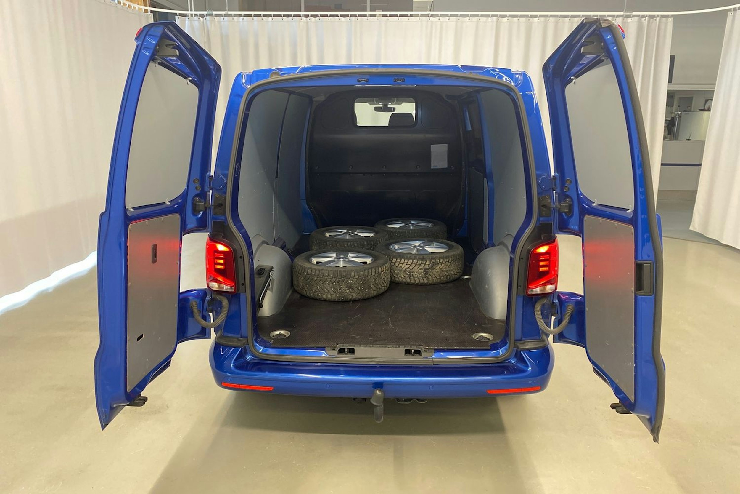 sininen Volkswagen Transporter 2021 kuva 24.