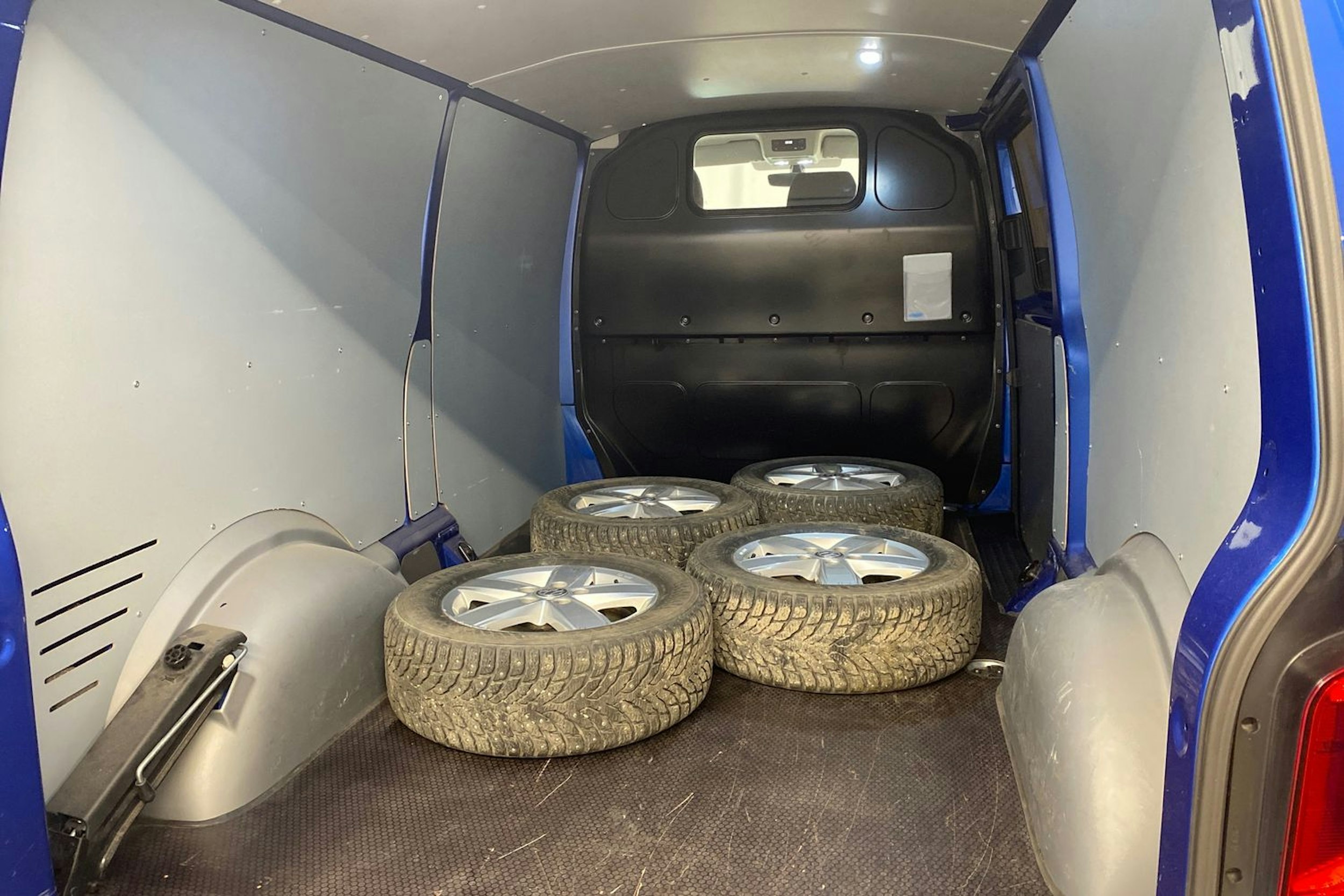 sininen Volkswagen Transporter 2021 kuva 25.