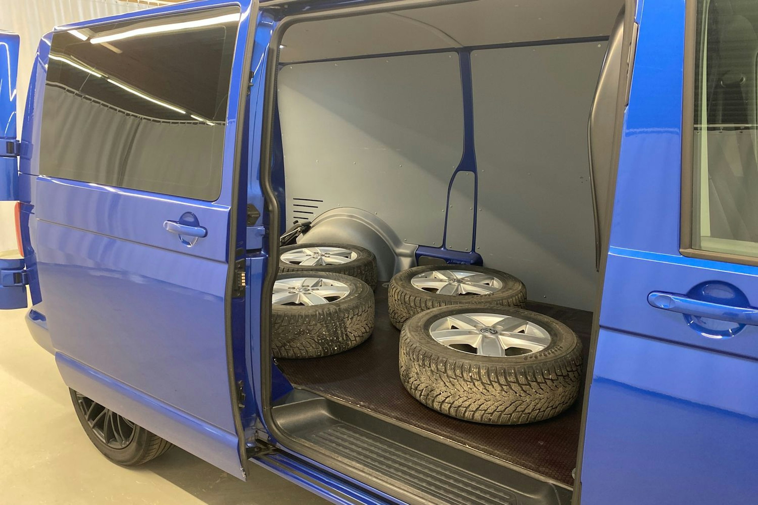 sininen Volkswagen Transporter 2021 kuva 26.