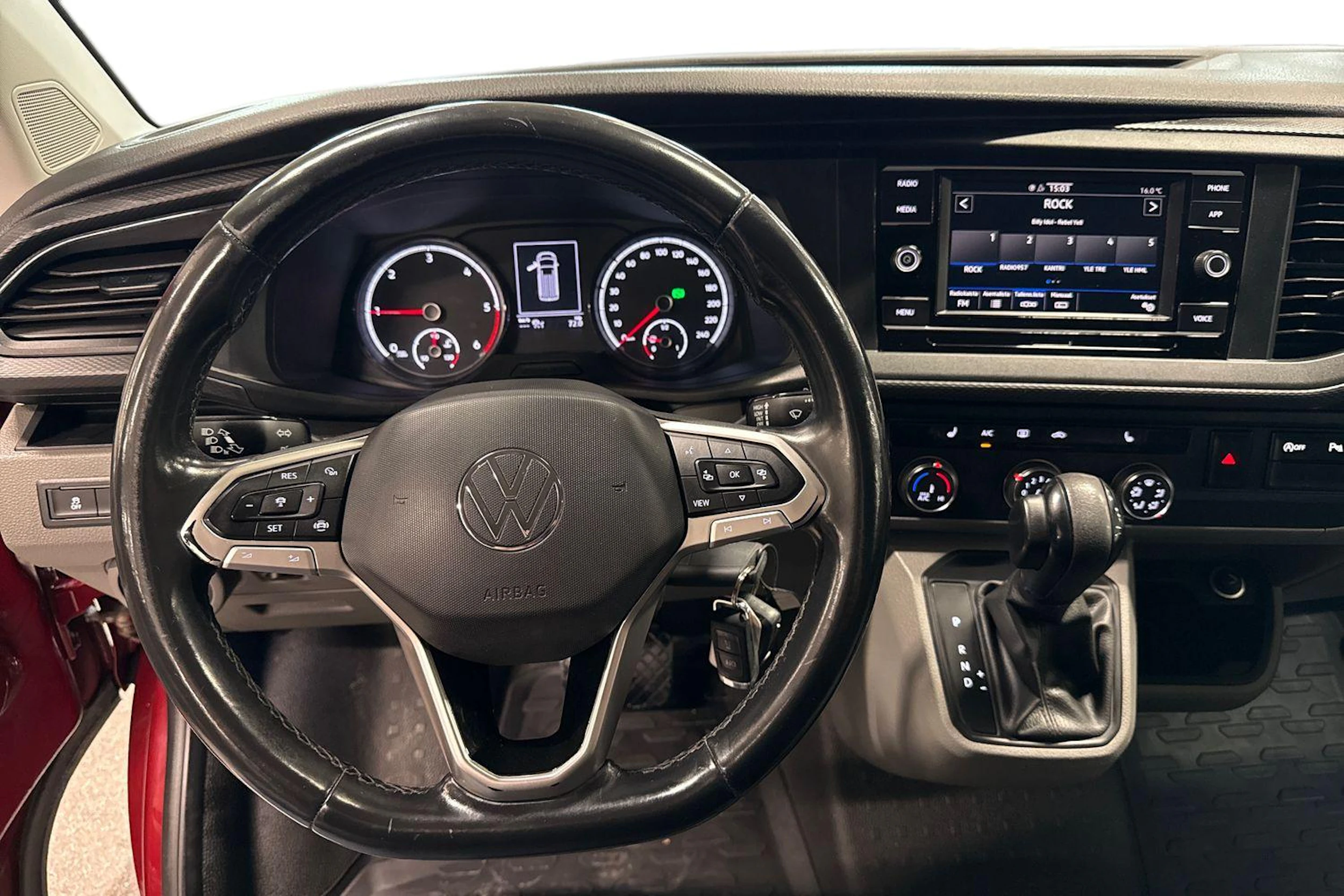 punainen Volkswagen Transporter 2021 kuva 9.