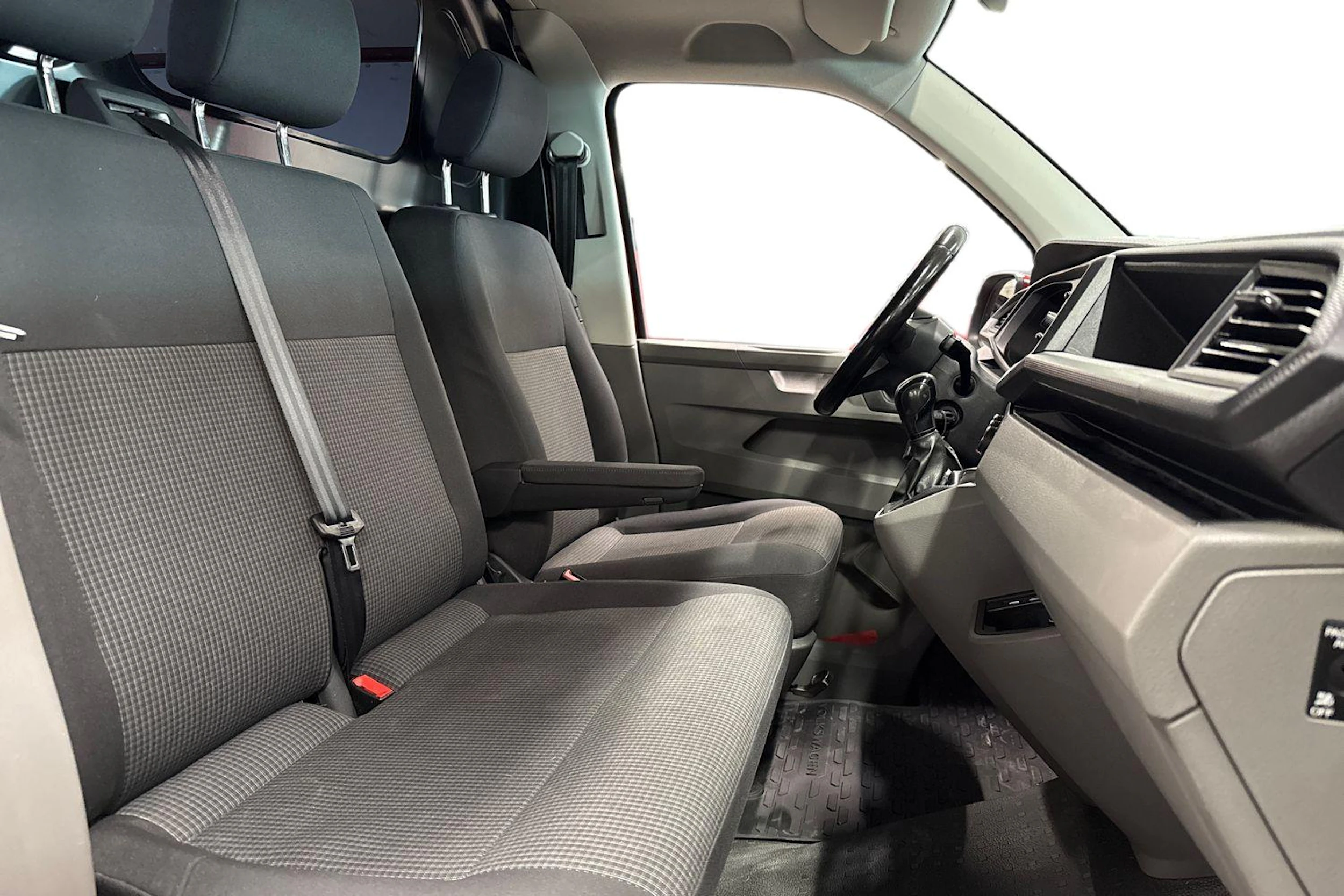 punainen Volkswagen Transporter 2021 kuva 11.