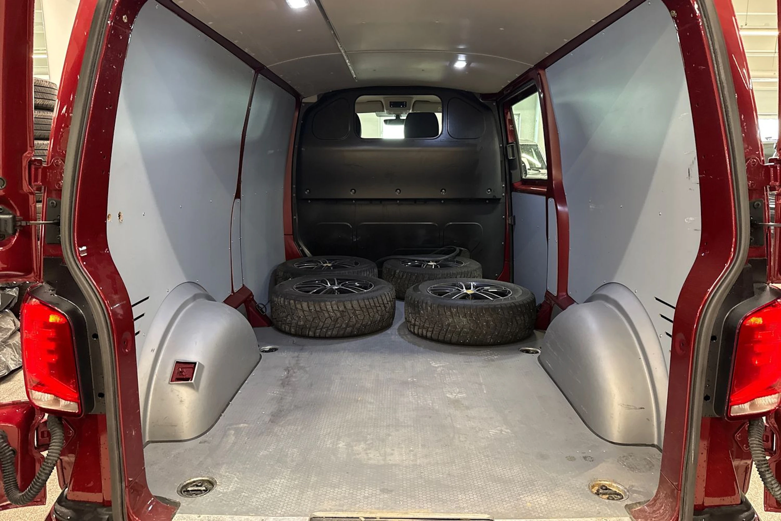 punainen Volkswagen Transporter 2021 kuva 15.