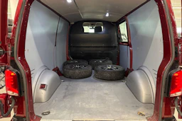punainen Volkswagen Transporter 2021 kuva 15.
