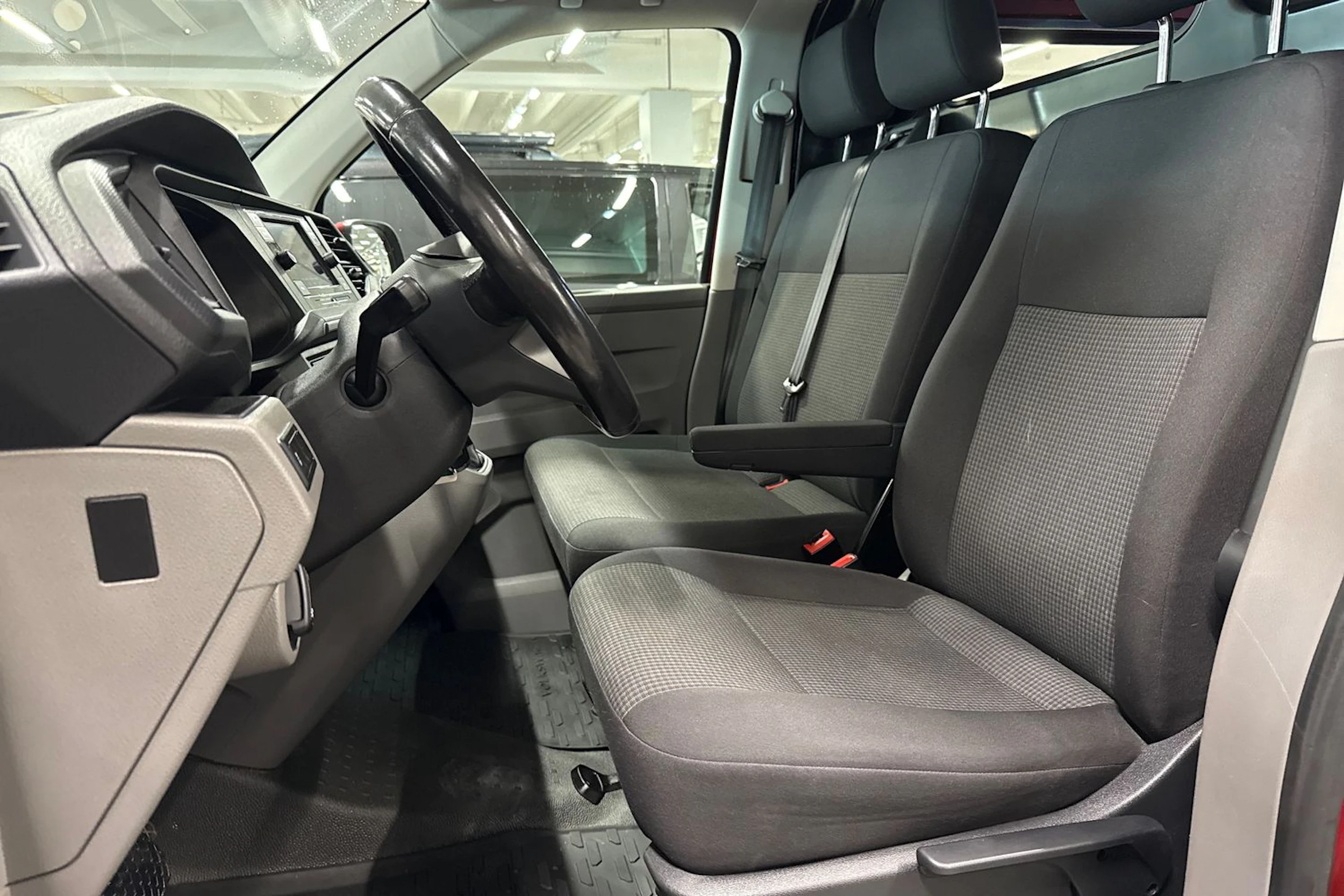 punainen Volkswagen Transporter 2021 kuva 16.