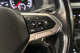 punainen Volkswagen Transporter 2021 kuva 18.