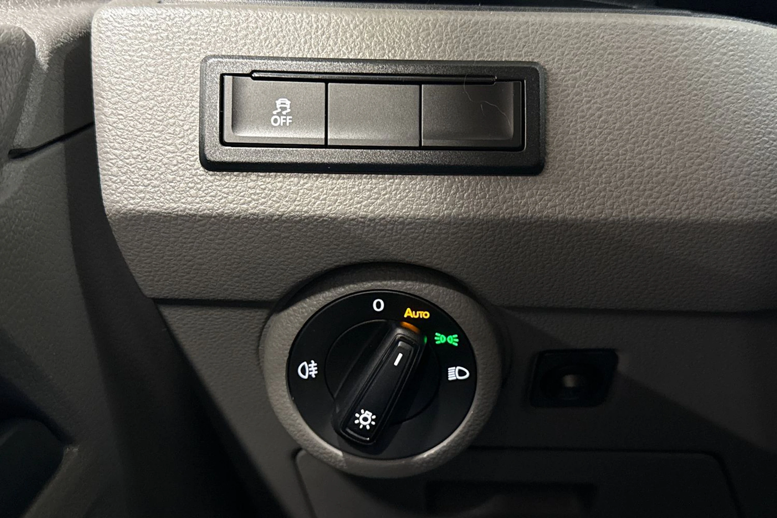 punainen Volkswagen Transporter 2021 kuva 19.