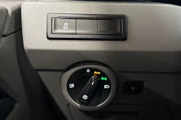 punainen Volkswagen Transporter 2021 kuva 19.