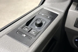 punainen Volkswagen Transporter 2021 kuva 20.