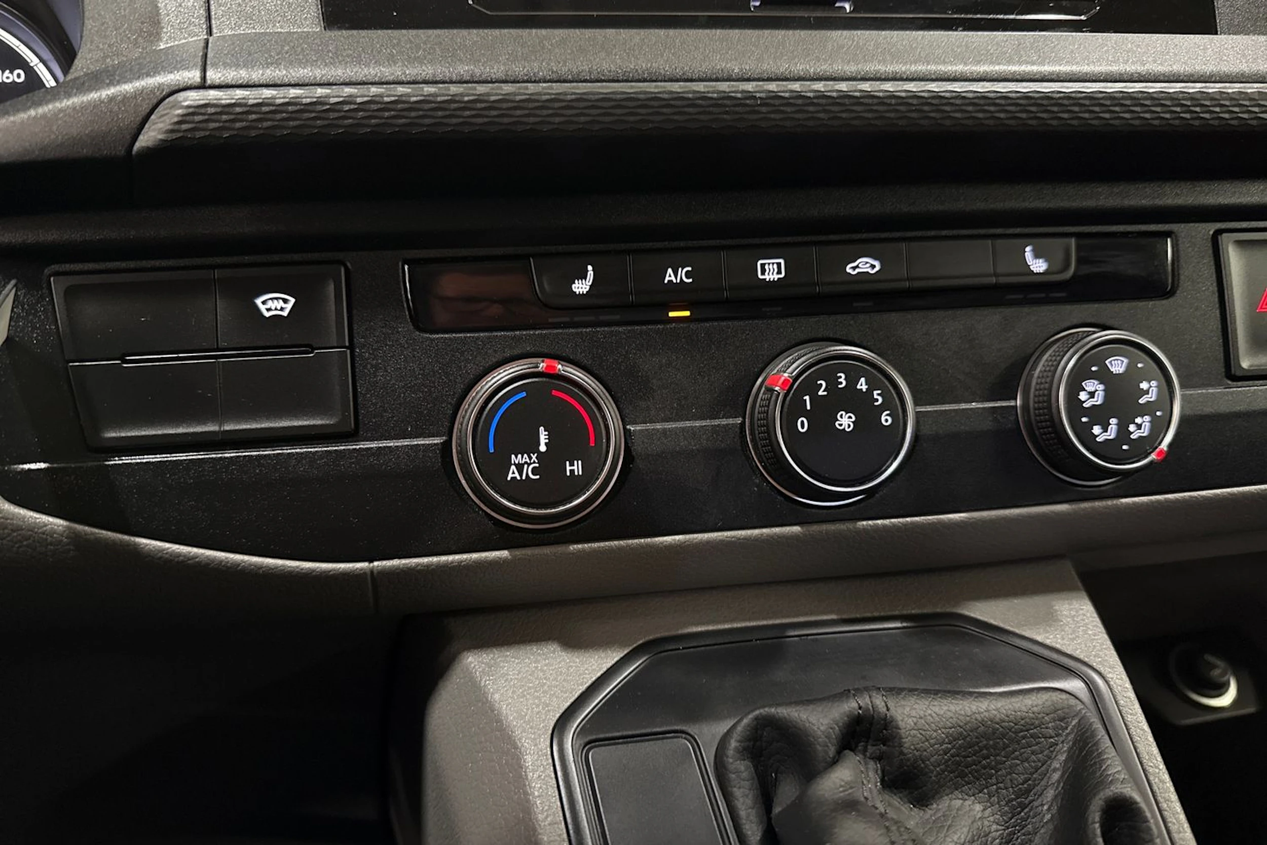punainen Volkswagen Transporter 2021 kuva 21.