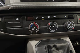 punainen Volkswagen Transporter 2021 kuva 21.