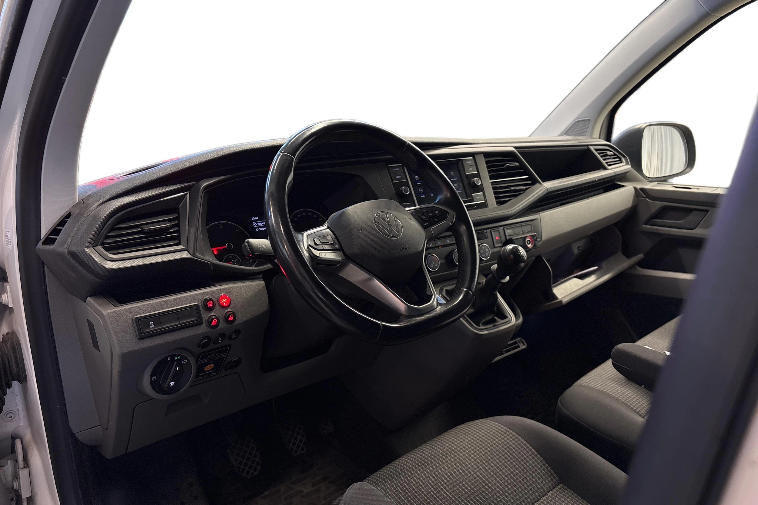 valkoinen Volkswagen Transporter 2021 kuva 3.