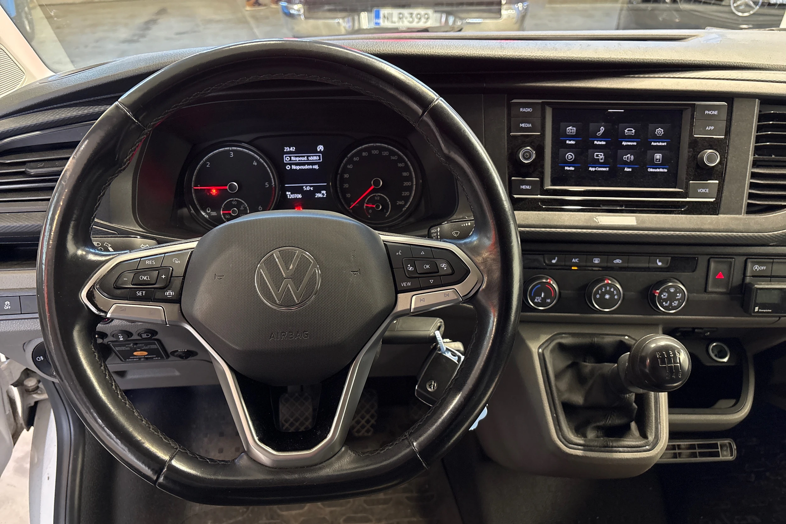 valkoinen Volkswagen Transporter 2021 kuva 4.