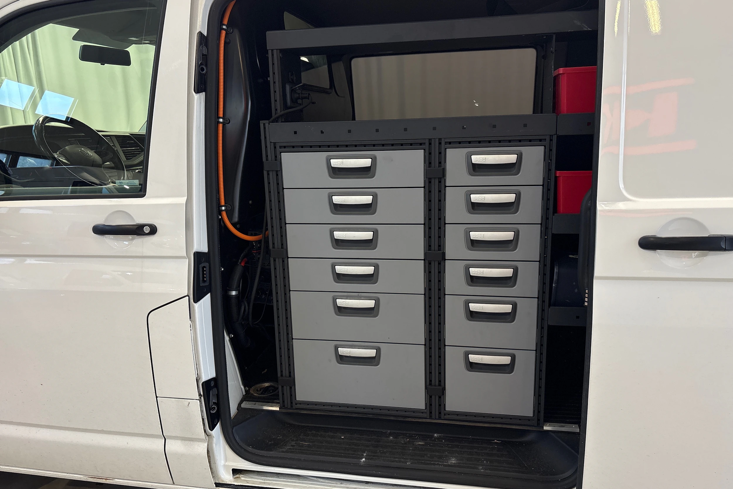valkoinen Volkswagen Transporter 2021 kuva 6.