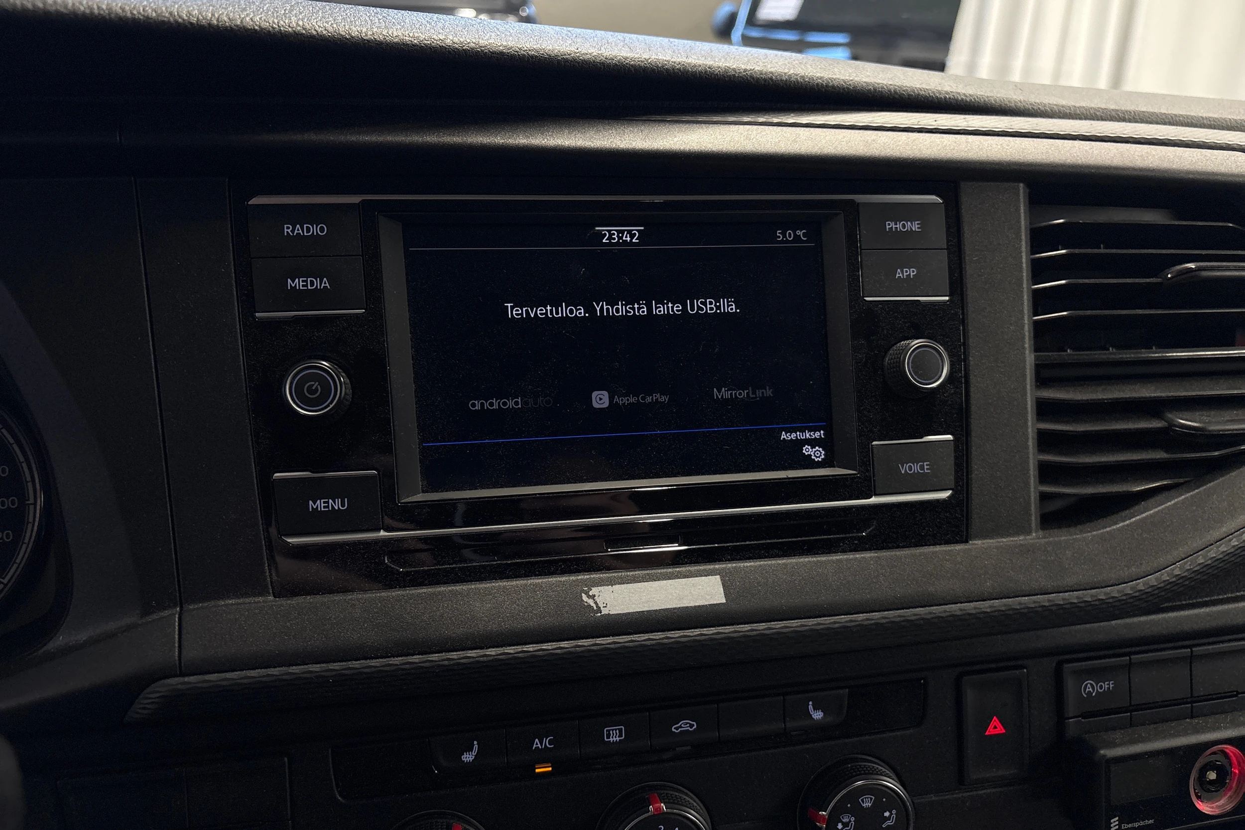 valkoinen Volkswagen Transporter 2021 kuva 7.