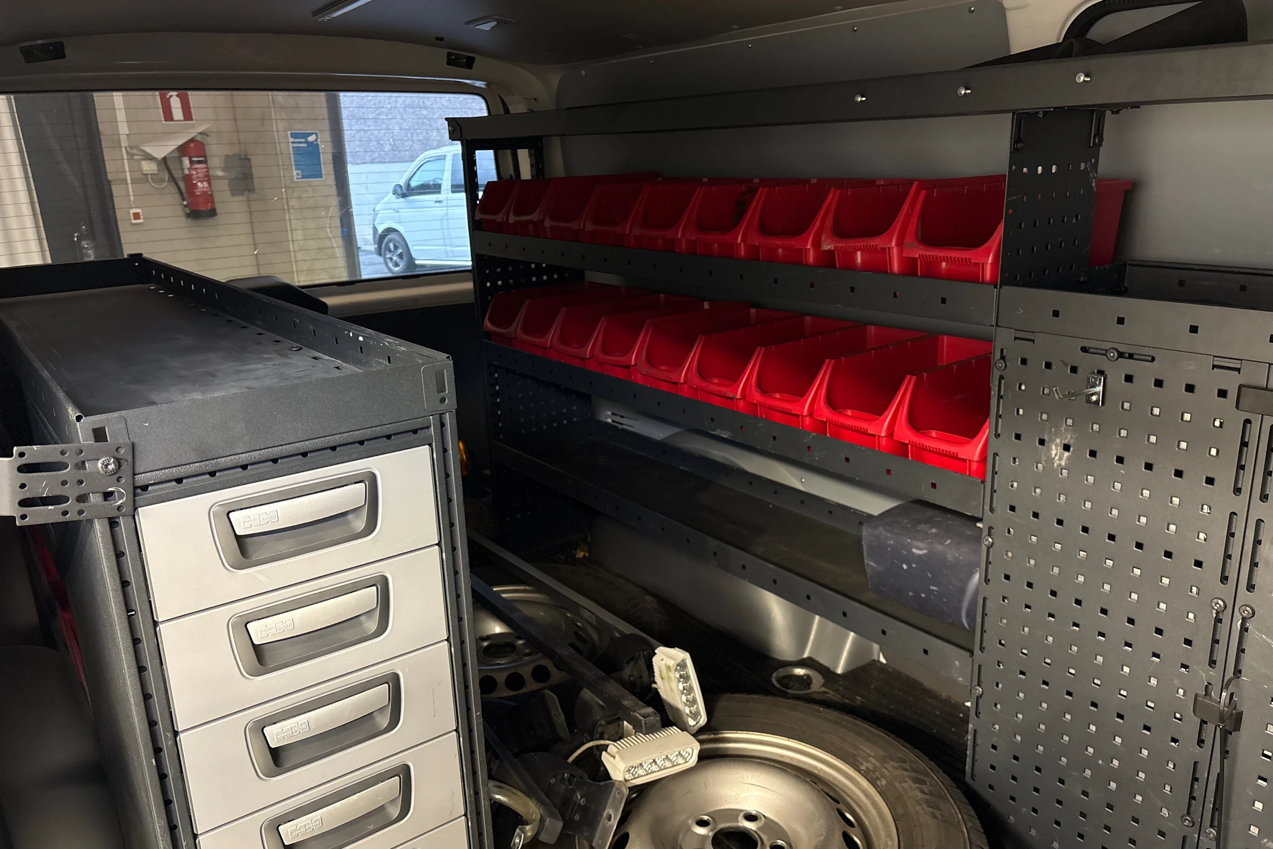 valkoinen Volkswagen Transporter 2021 kuva 9.